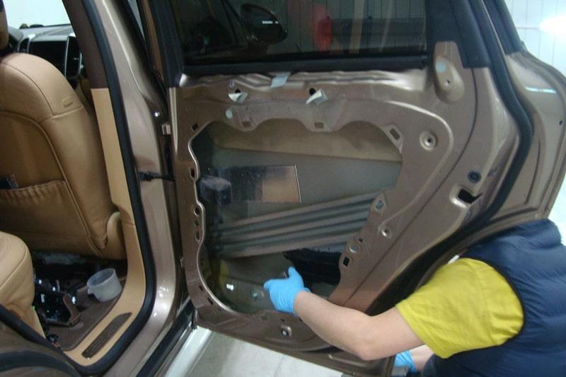 ремонт двери автомобиля